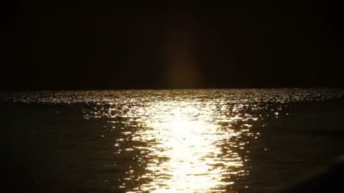 Denizde yansıtan günbatımı