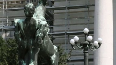 bir adam ve Sırbistan'daki bina önünde bir at