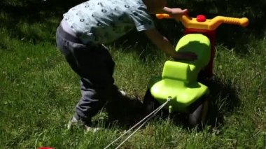 küçük çocuk onun oyuncakla oynamak vurdu