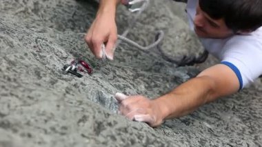 doğada bir adam dağcılık ayrıntılarını