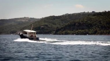 tarafından geçen eski bir ahşap tekne çekim