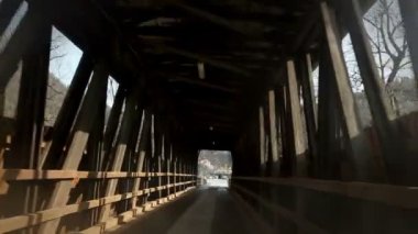 ontsproten uit een auto van een brug in aanbouw