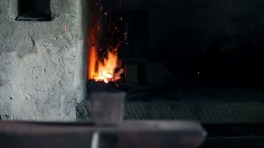 şekiller sıcak bir çekiç ile hırsızlık yapan demirci slayt görüntüsünü yukarıya kapatmak