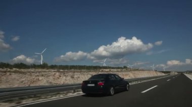 otoyolu yakınında yel vurdu. hareket halindeki arabadan ateş alınır