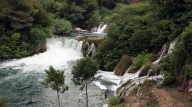 panoramik çekim, ivinti ve küçük cascades krka nehir-Hırvatistan