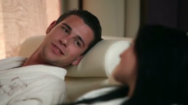 Çift konuşmak ve spa de gülümseyerek