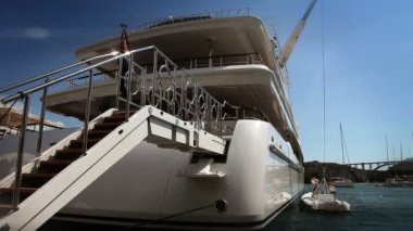 limana demirledi lüks bir yat kadeh yukarıya kapatmak