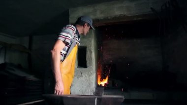 Demirci, pırıltılar almak için fırın havada patlatmak