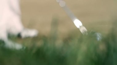 bir golf salonu için doğrudan beyaz golf topu çarptığında golf sahası üzerinde atış yukarıya kapatmak