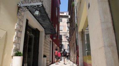 atış, split-Hırvatistan eski bir parçası yürüyen genç kadın