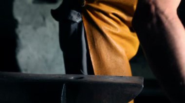 tırnak içine soğuk su ve temel geri daha koyar demirci kadeh yukarıya kapatmak