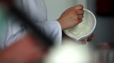 Öğrencinin elinde Creme yapma yakın çekim