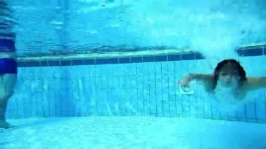 su altında bir kız suya atlama atış
