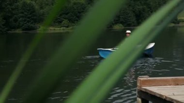 genç adam güzel doğada bir tekne balıkçılık için hazırlanıyor