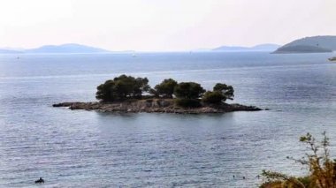 split yakınlarında küçük bir ada resmini