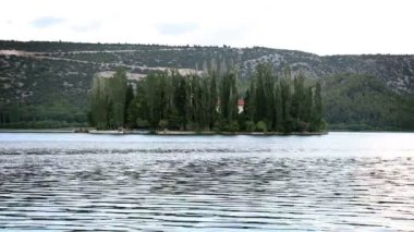 panoramik çekim uzakta küçük bir ada