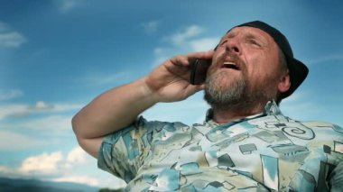 tatile cep telefonda konuşan adam