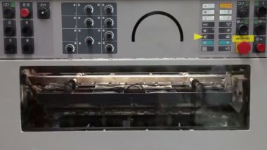 devam eden baskı makinesi