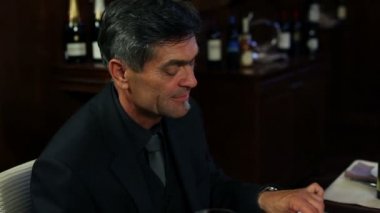 lüks restoranda yemek üst düzey bir adam vurdu