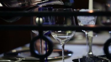 gözlük içine dökme şarap yakın çekim