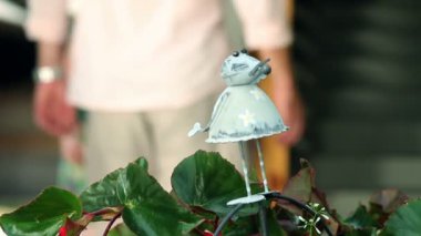 küçük fare heykel odaklı aile arka tarafta bir gezi ile vurdu