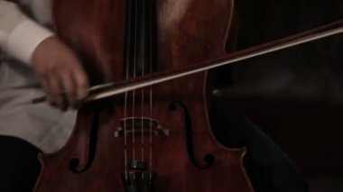 bas ve viyolonsel çalar