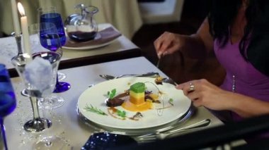 güzel bir kadınla yemek yerken kapat