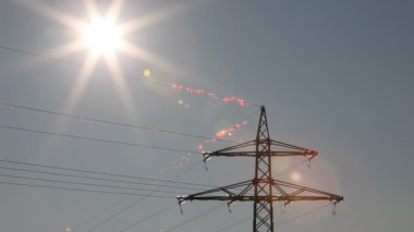 hala elektrik kabloları yapay parçacıkları ile parlayan güneş vurdu