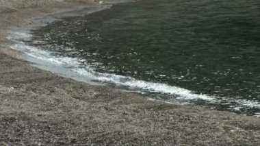 Dalgalar kıyıya karşı çökmesini.