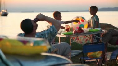 Bütün gün sürüş sonra kumsalda dinlenmek aile