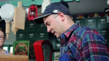 eski, retro dükkanda farklı şeyler satın müşteriler vurdu