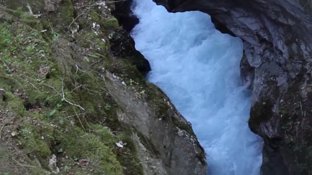 Rapides fluviaux entre rochers — Video