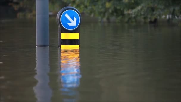 Виев дорожного знака в воде — стоковое видео