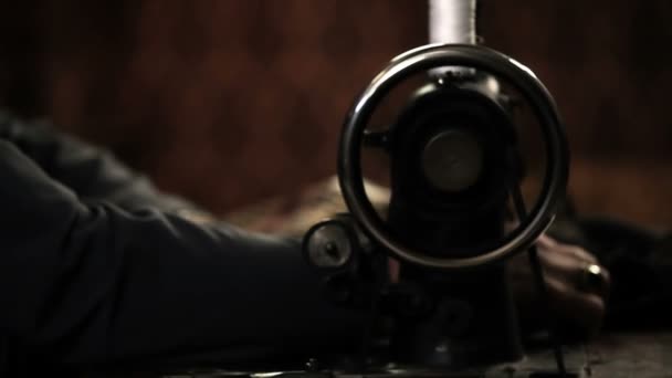 Tailleur derrière une machine à coudre 