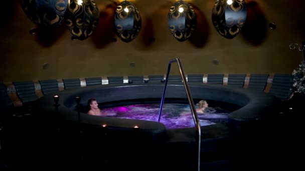 Couple in jacuzzi — Stock Video