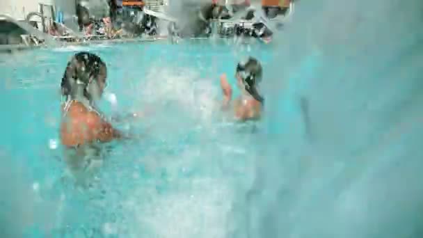 Tizenéves lányok a medence — Stock videók