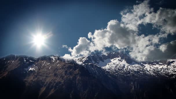 Soleil shinig au-dessus des sommets de la montagne 