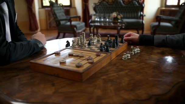 Närbild på rörliga chess siffror av två busines män — Stockvideo