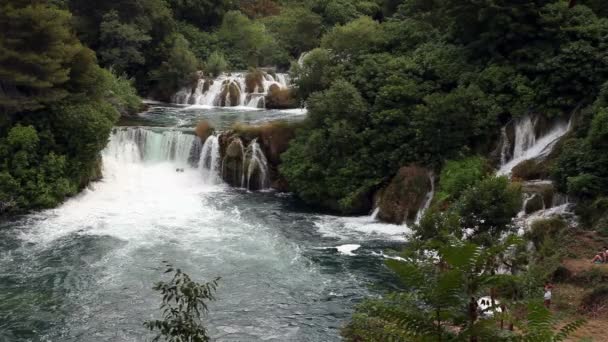 Panoramische opname van waterval op krka rivier-Kroatië — Stockvideo