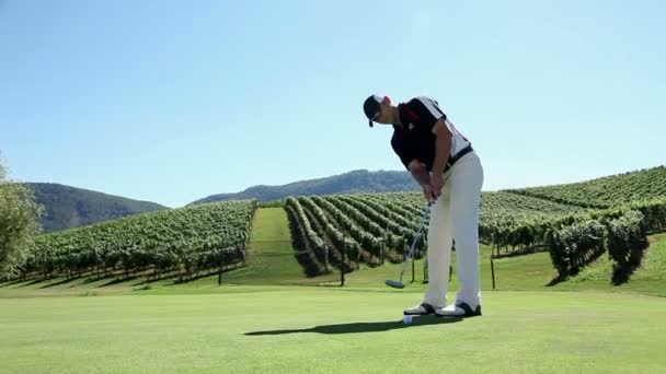 Tourné d'un homme golfeur — Video