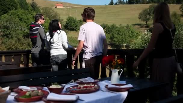 Dois casais olhando para a natureza antes de comer frios — Vídeo de Stock