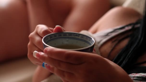 Primer plano de beber té — Vídeo de stock