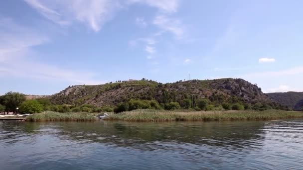 Tiro de la orilla cerca de Split tomado desde el barco en movimiento — Vídeos de Stock