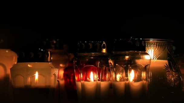 Свечи горят в память об особом человеке — стоковое видео