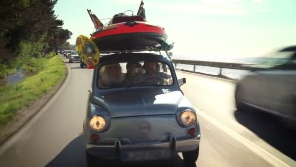 Pequeño coche lleno de juguetes para niños — Vídeos de Stock