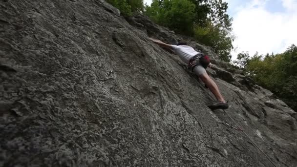 Hombre escalada en roca en la hermosa naturaleza — Vídeo de stock