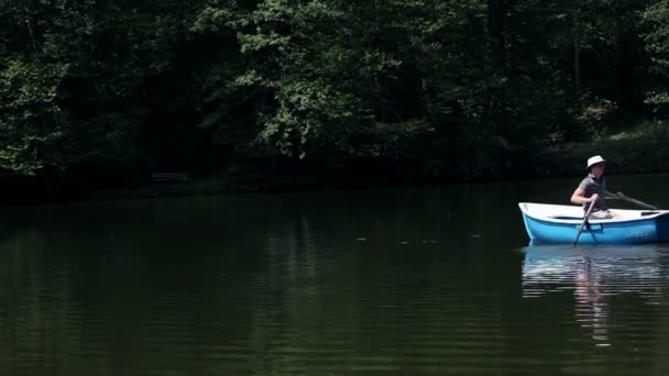 Jeune homme pêche dans le lac — Video