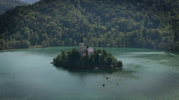 Strzał z wyspą z kościoła na jezioro bled w Słowenii — Wideo stockowe