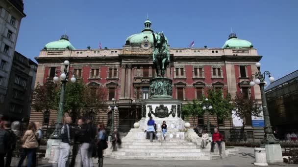 Skott av builinf i Belgrad i Serbien med människor som vandrar runt — Stockvideo