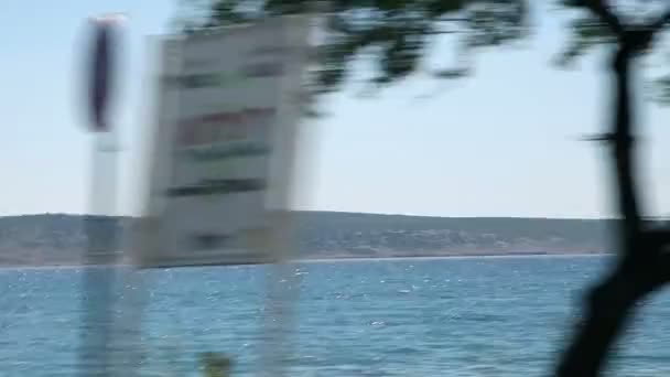 Panoramatický záběr pobřeží nedaleko Splitu z jedoucího auta — Stock video